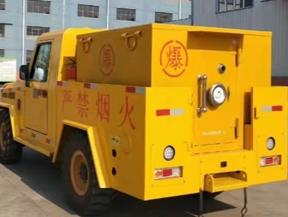 镶黄凯龙爆破器材运输车：保障爆破任务的安全运行