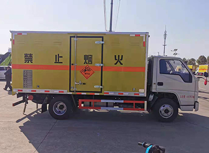 镶黄爆破器材运输车工人安全操作规范与智能技术保障
